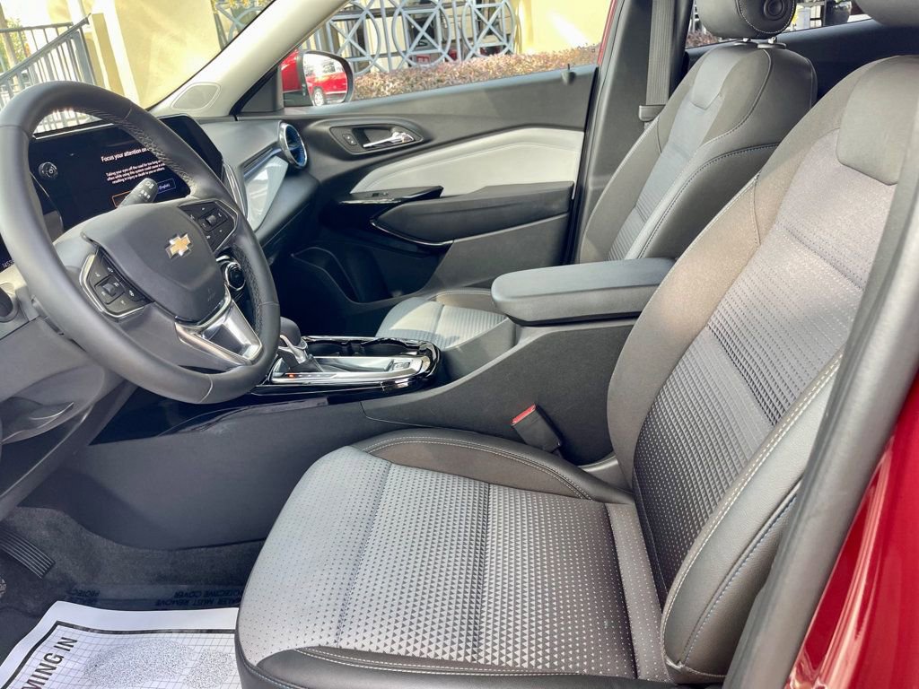Used 2025 Chevrolet Trax LT w/ LT Convenience Package image 11