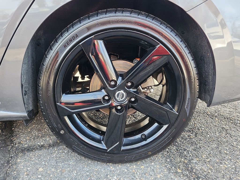 Certified 2022 Nissan Sentra SR w/ Midnight Edition image 9