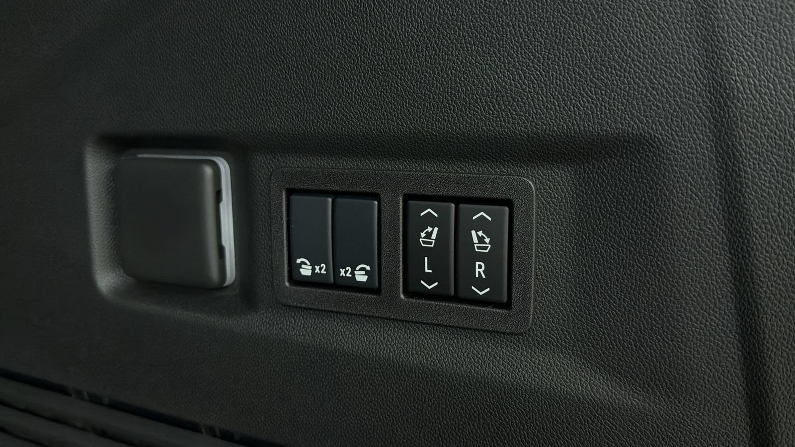 Used 2026 GMC Yukon Denali w/ Sun & Power Step Package AWD/4WD image 15