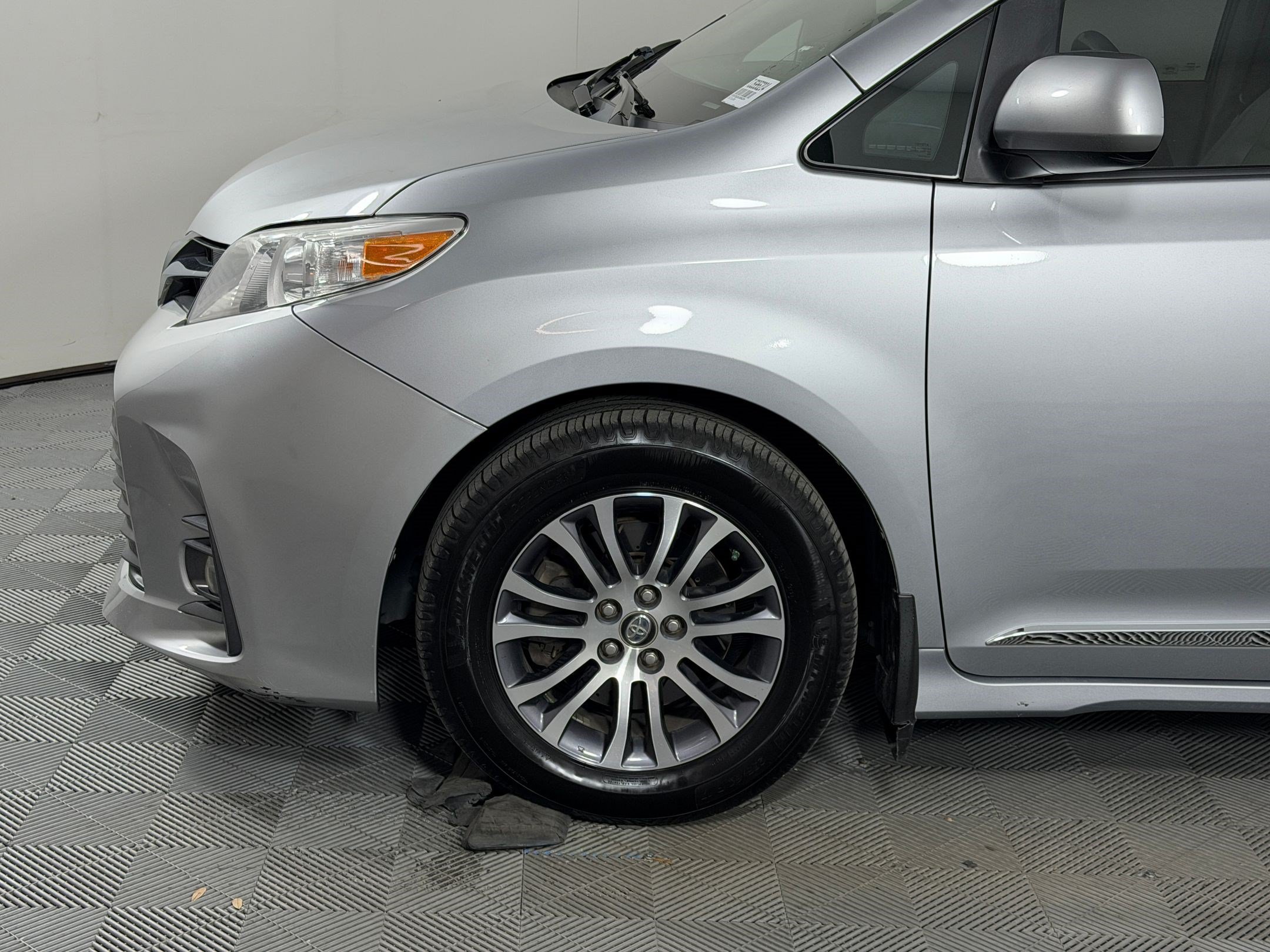 Used 2018 Toyota Sienna XLE w/ XLE Navigation Package FWD image 25
