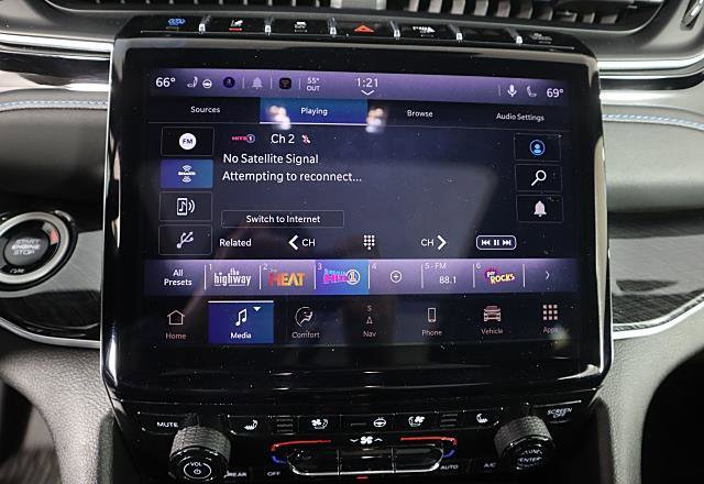 Used 2024 Jeep Grand Cherokee Trailhawk w/ Luxury Tech Group III image 34