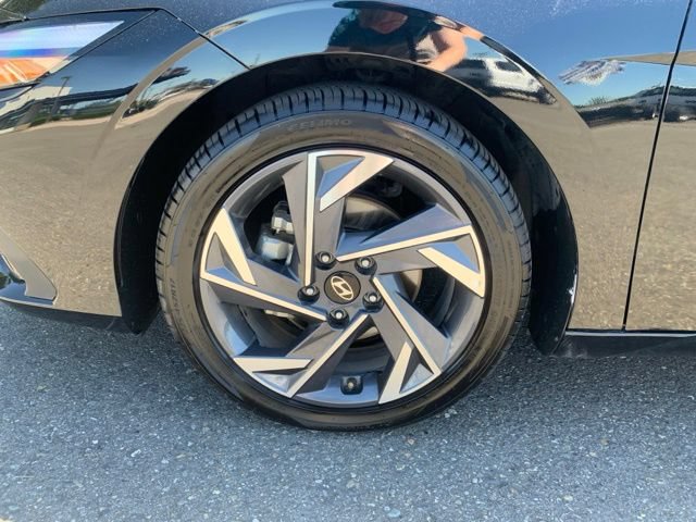 Certified 2025 Hyundai Elantra Limited FWD image 11
