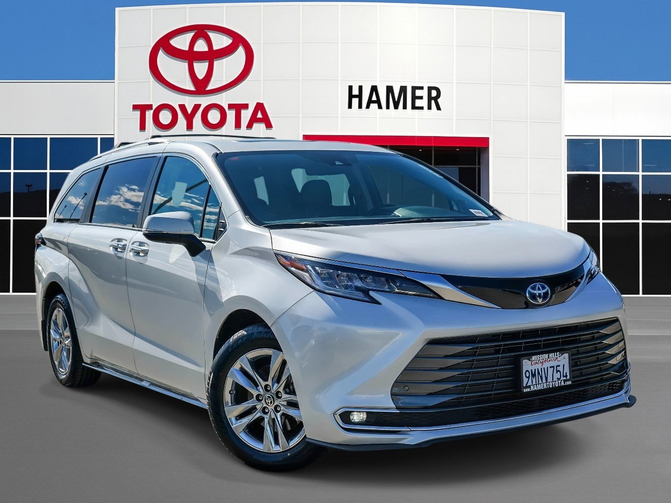 Certified 2024 Toyota Sienna Limited image 1
