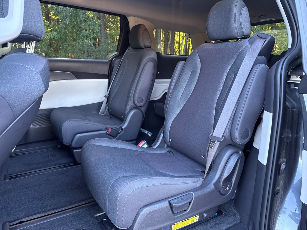 Used 2024 Kia Carnival LX FWD image 13