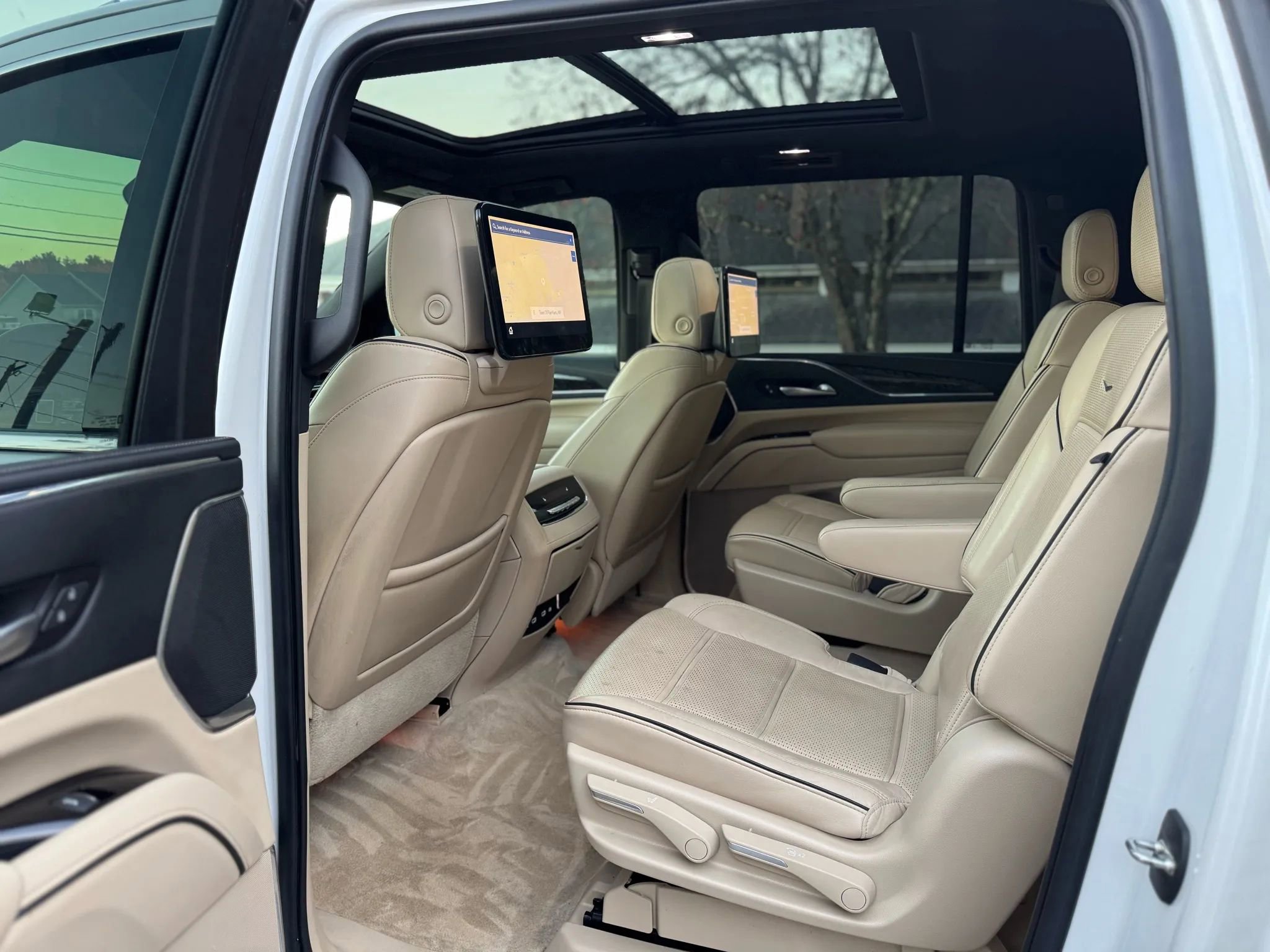 Used 2021 Cadillac Escalade ESV Premium Luxury image 14