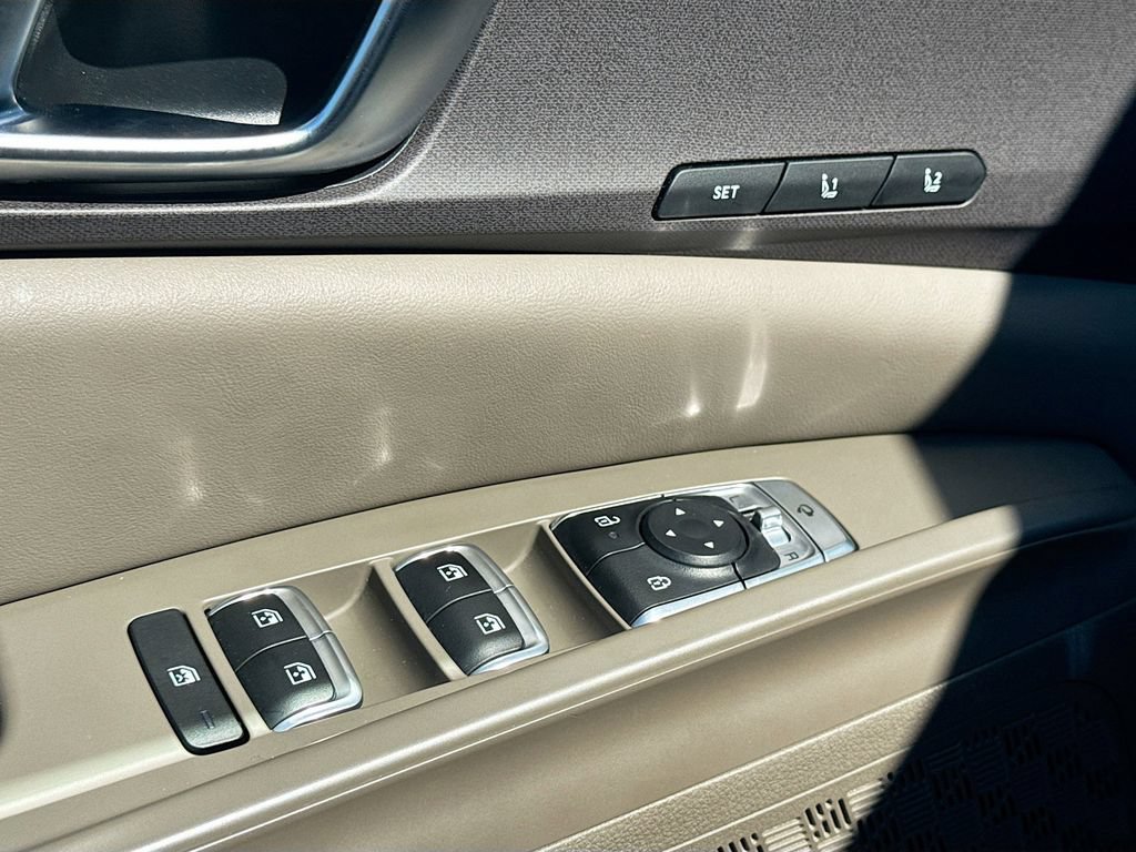 Certified 2025 Kia Carnival SX FWD image 21