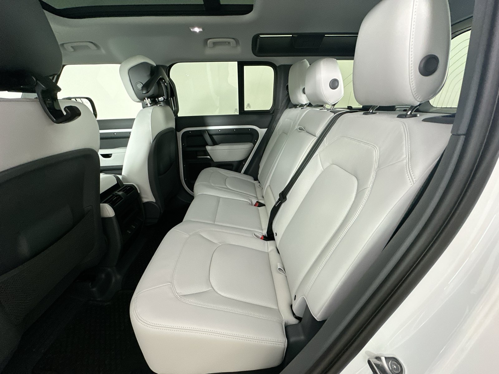 New 2026 Land Rover Defender 110 X-Dynamic SE AWD/4WD image 37