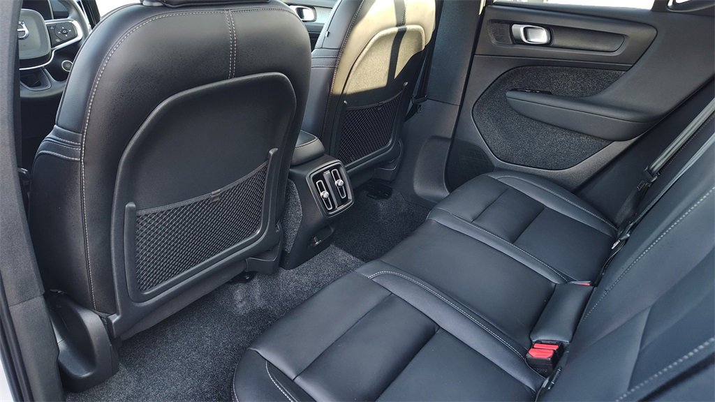 Certified 2025 Volvo XC40 B5 Plus image 27