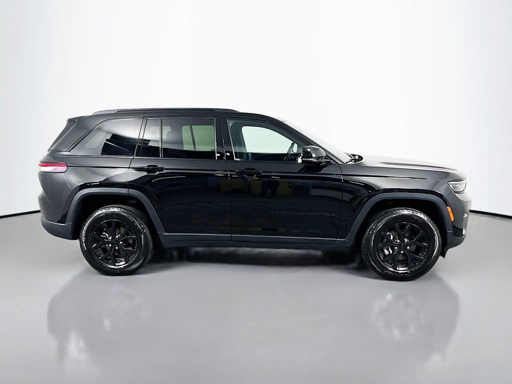 Used 2025 Jeep Grand Cherokee Altitude AWD/4WD image 4