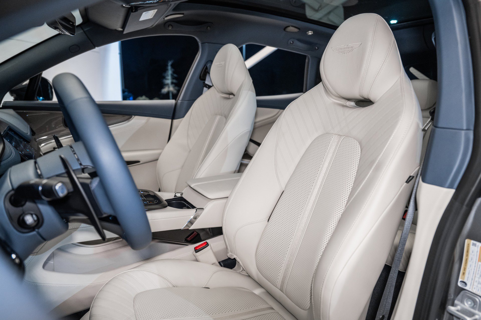 Used 2025 Aston Martin DBX 707 image 12