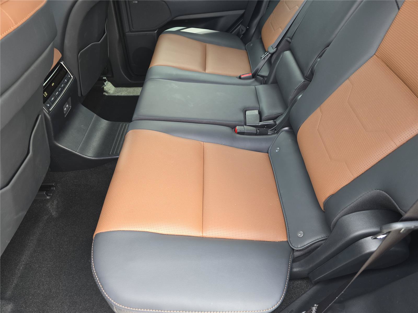 Used 2026 Lexus GX 550 w/ Cold Area Package AWD/4WD image 15