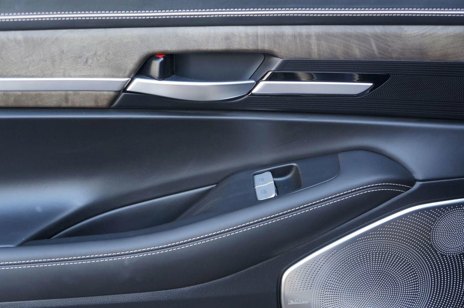 Used 2020 Genesis G90 3.3T Premium image 34