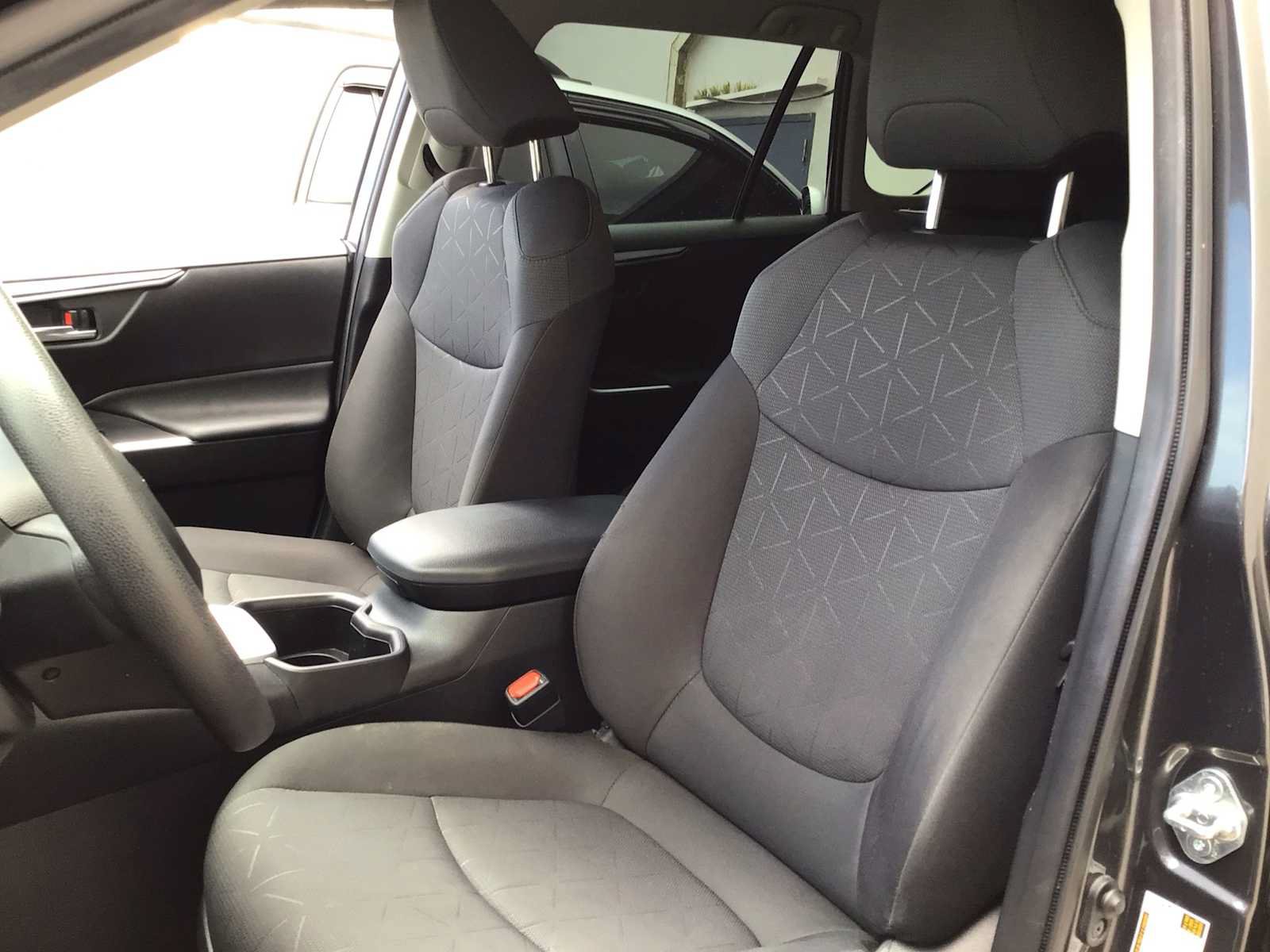 Used 2022 Toyota RAV4 XLE FWD image 12