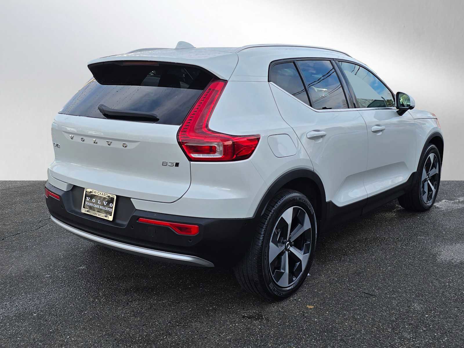 Certified 2025 Volvo XC40 B5 Plus image 3