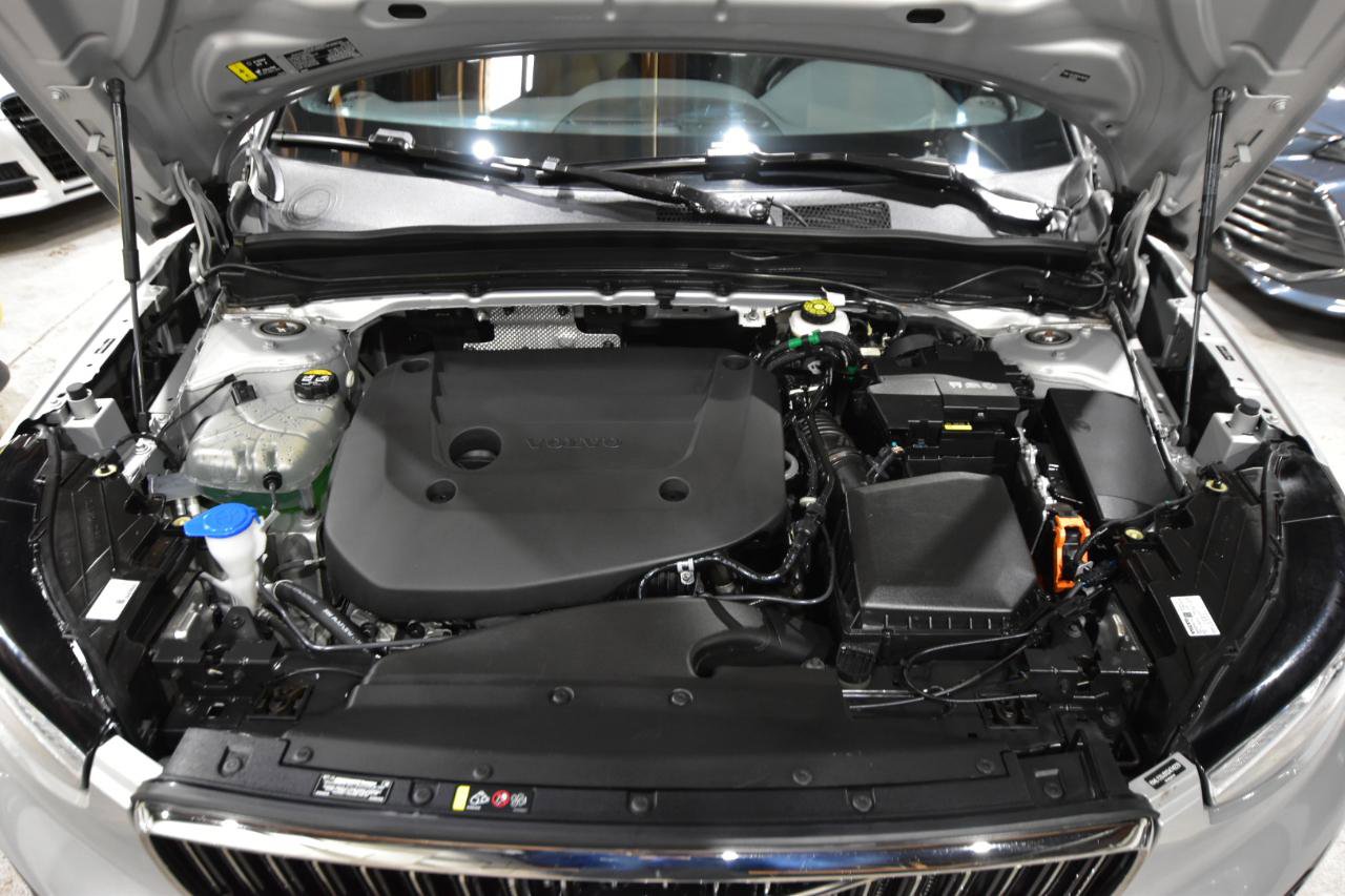 Used 2025 Volvo XC40 B5 Core image 50