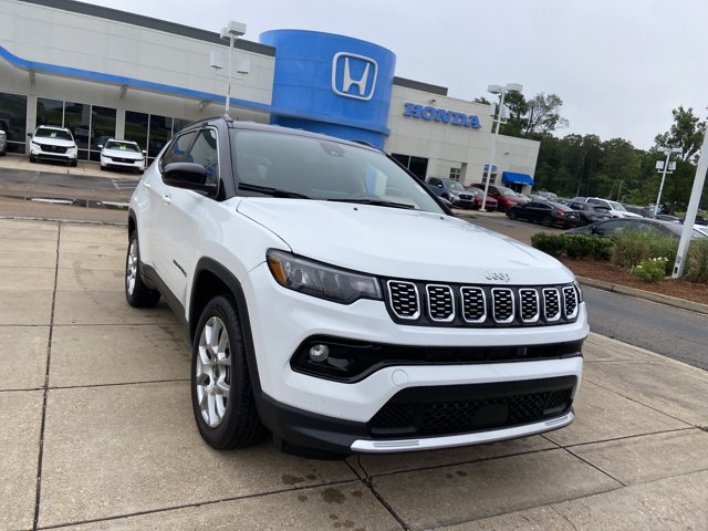 Used 2025 Jeep Compass Limited AWD/4WD image 2