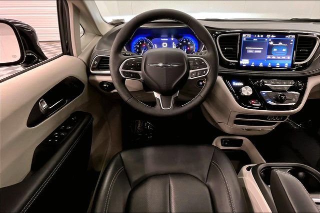 Used 2024 Chrysler Pacifica Touring-L image 6