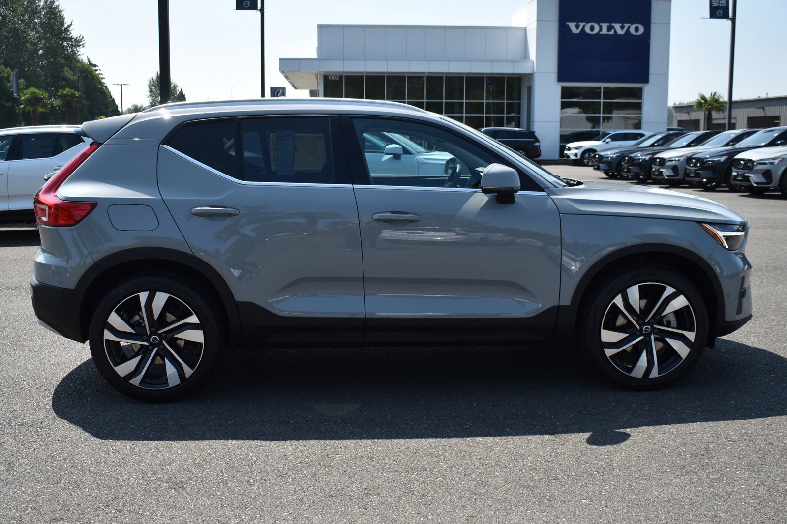 Used 2025 Volvo XC40 B5 Plus w/ Climate Package image 9