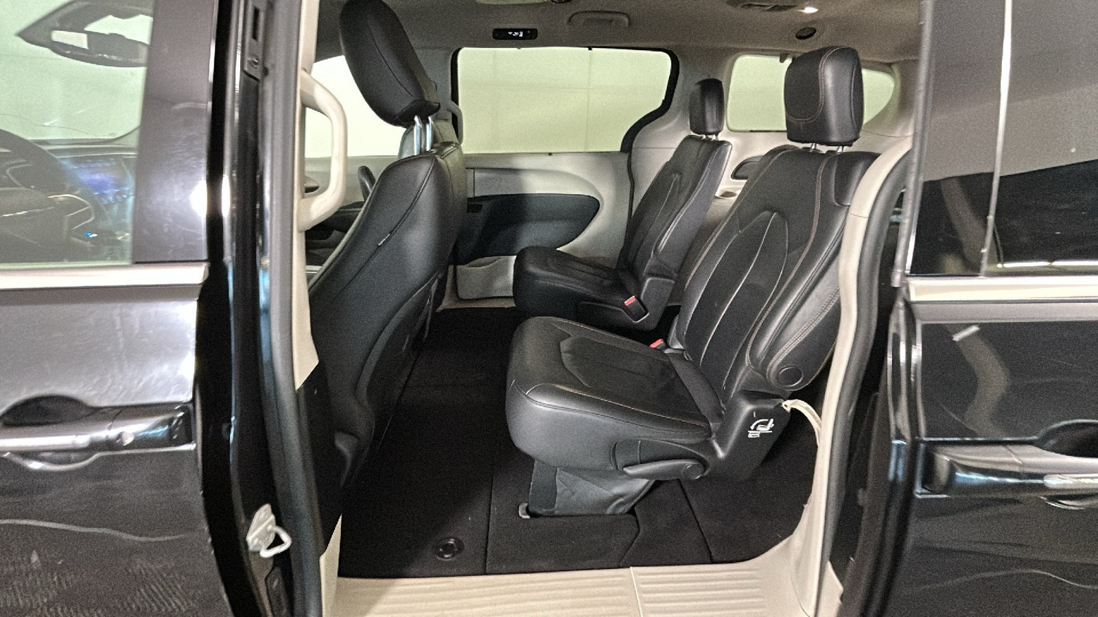 Used 2017 Chrysler Pacifica Touring-L FWD image 32