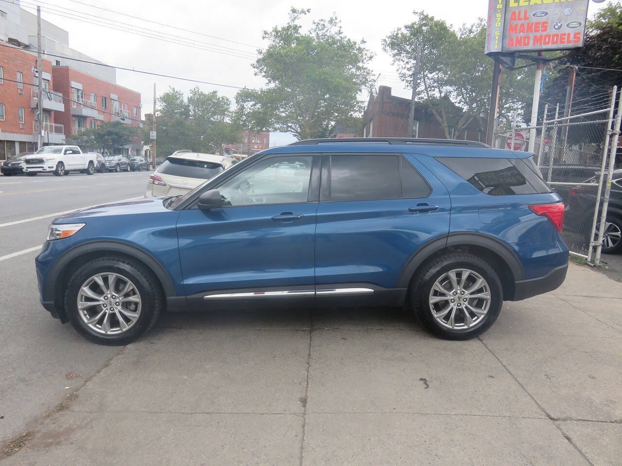 Used 2020 Ford Explorer XLT w/ Equipment Group 202A AWD/4WD image 6