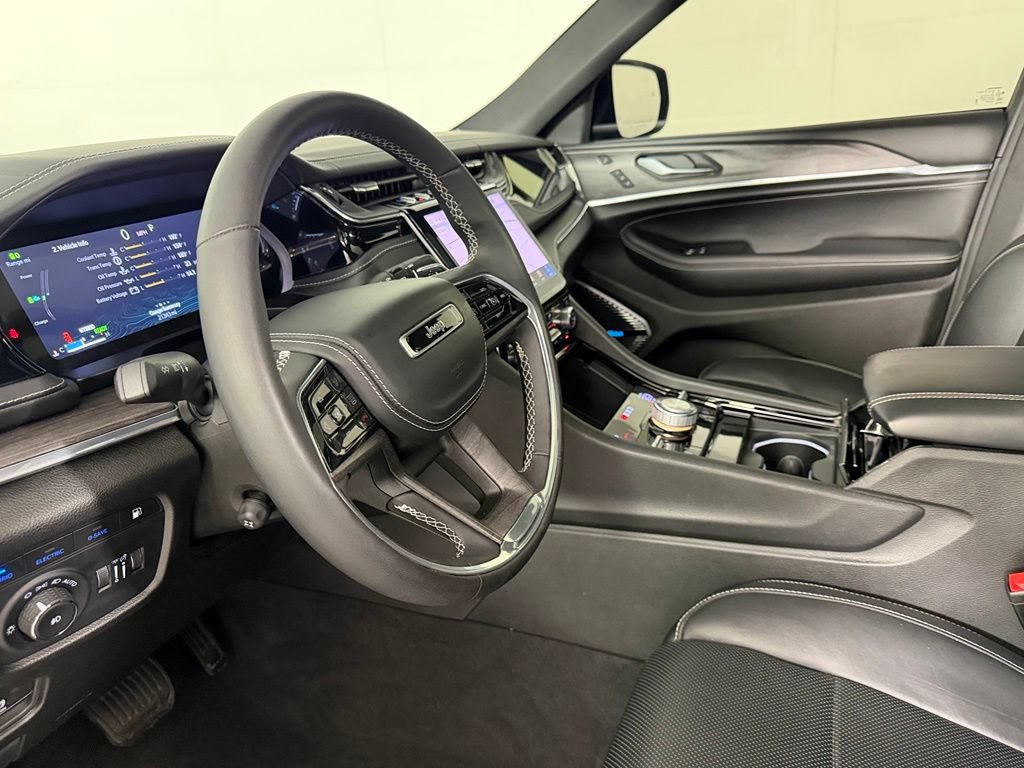 Used 2024 Jeep Grand Cherokee Overland w/ Luxury Tech Group IV AWD/4WD image 15