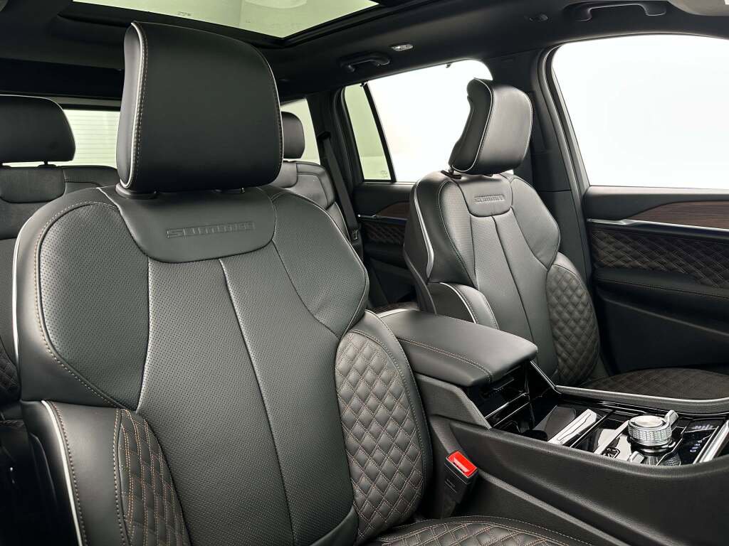 New 2025 Jeep Grand Cherokee Summit w/ Luxury Tech Group V image 18