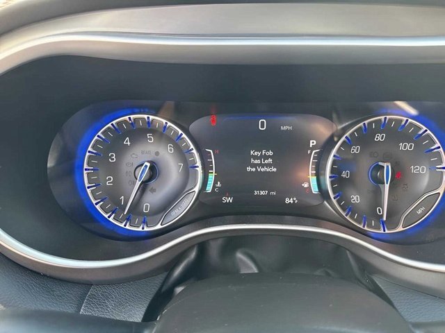 Used 2024 Chrysler Pacifica Touring-L image 17