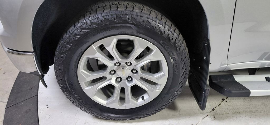 Used 2022 Chevrolet Silverado 1500 LTZ w/ Z71 Off-Road Package AWD/4WD image 9