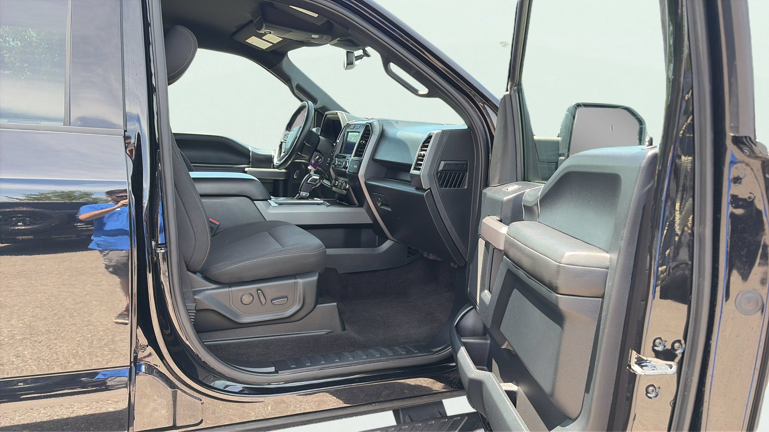 Used 2019 Ford F150 XLT w/ Equipment Group 302A Luxury AWD/4WD image 17