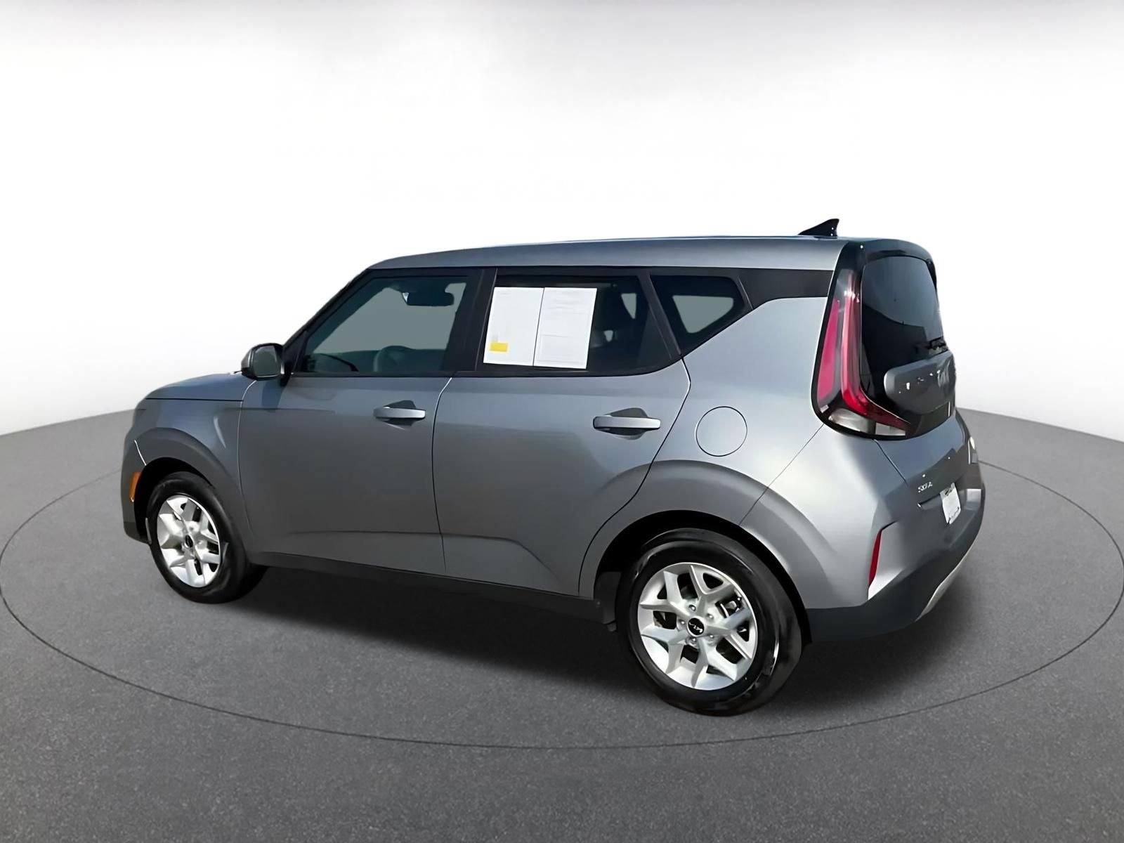 Used 2025 Kia Soul LX w/ LX Technology Package FWD image 9