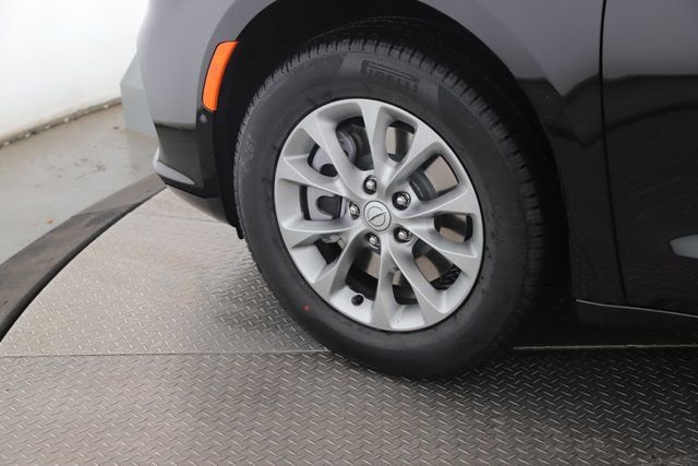 New 2026 Chrysler Pacifica Select image 13