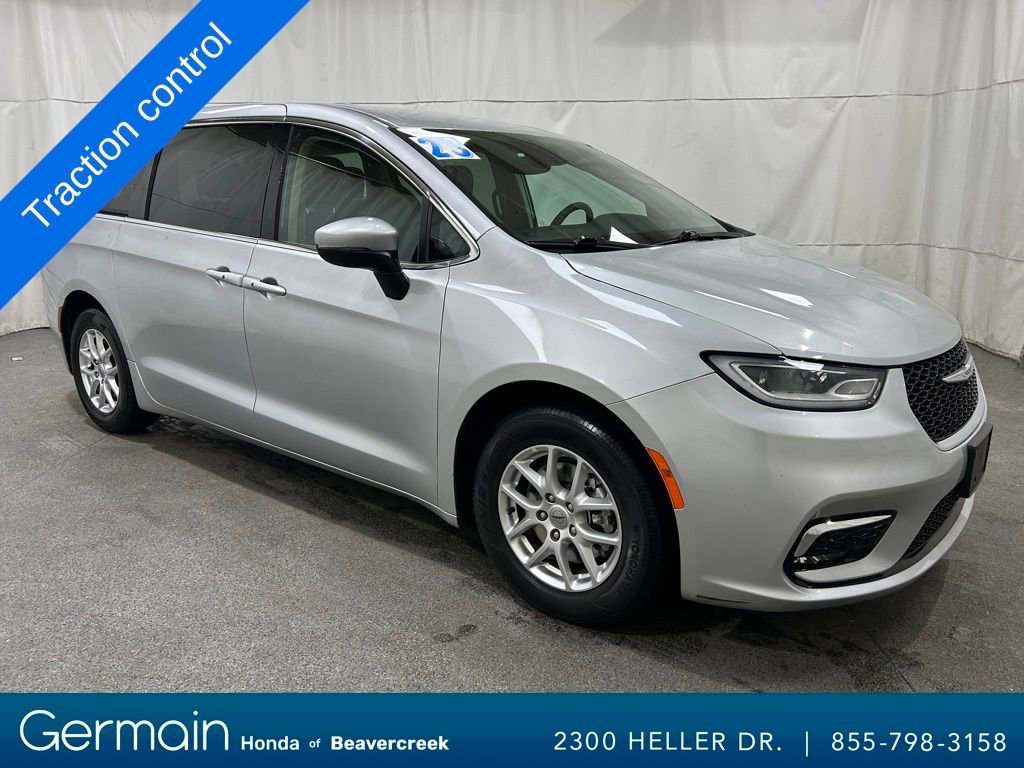 Used 2023 Chrysler Pacifica Touring-L image 1