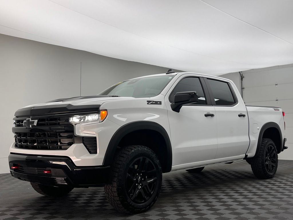 Used 2024 Chevrolet Silverado 1500 LT Trail Boss w/ Convenience Package II AWD/4WD image 2