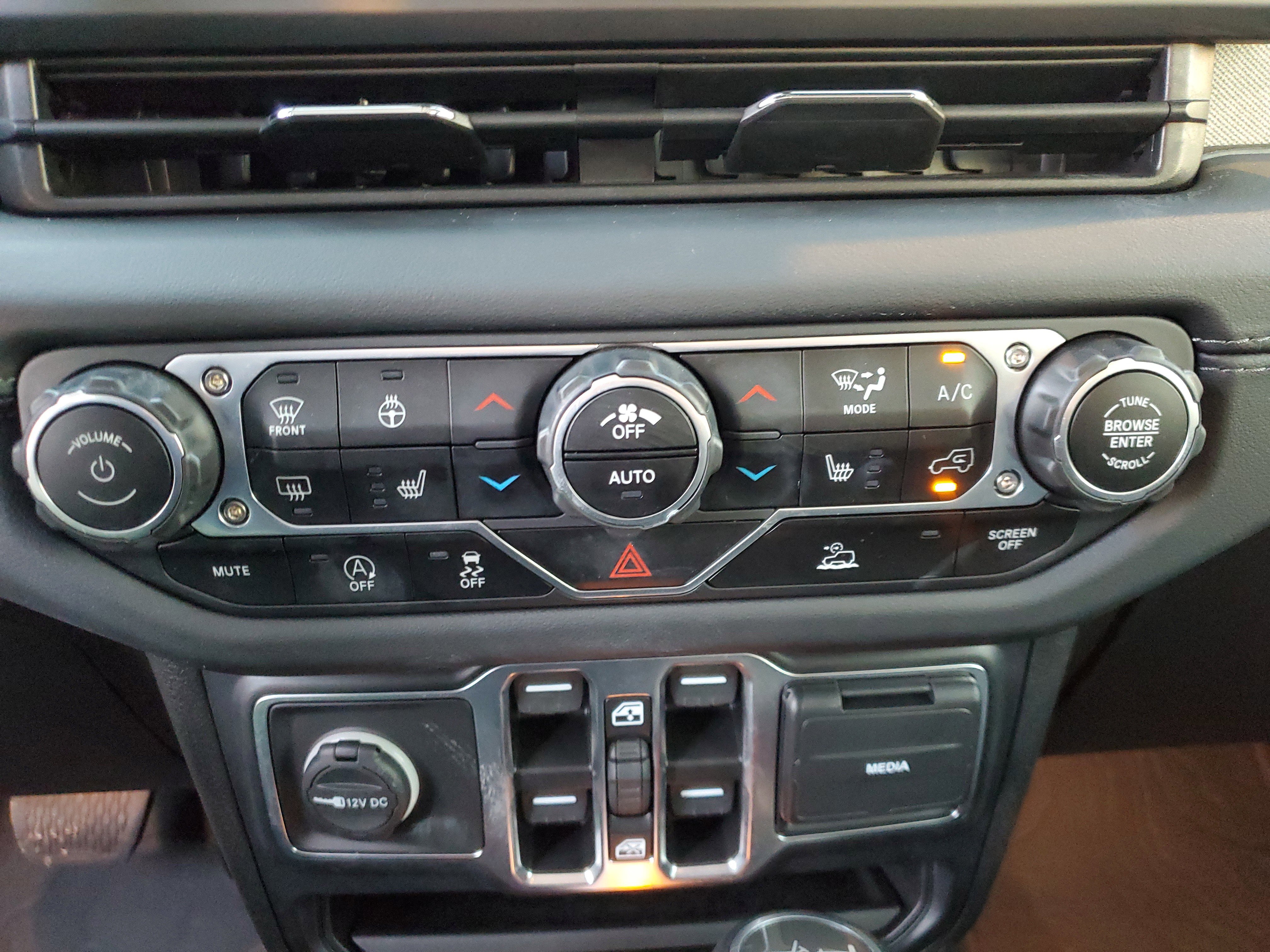 Used 2024 Jeep Wrangler Sahara image 26