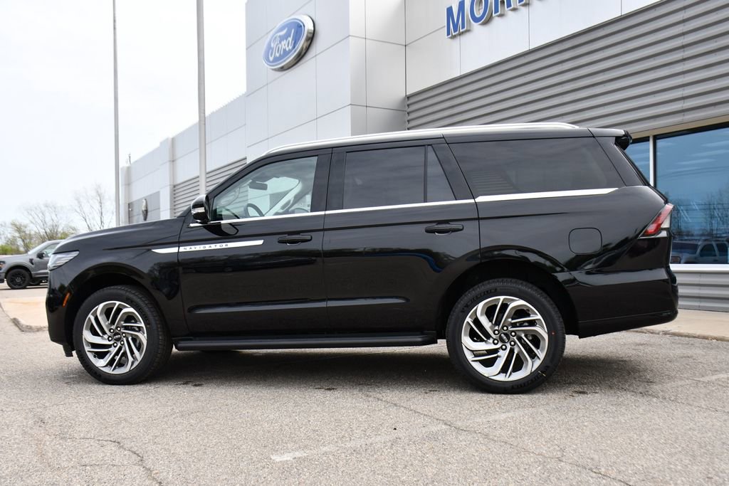 New 2026 Lincoln Navigator Premiere AWD/4WD image 3