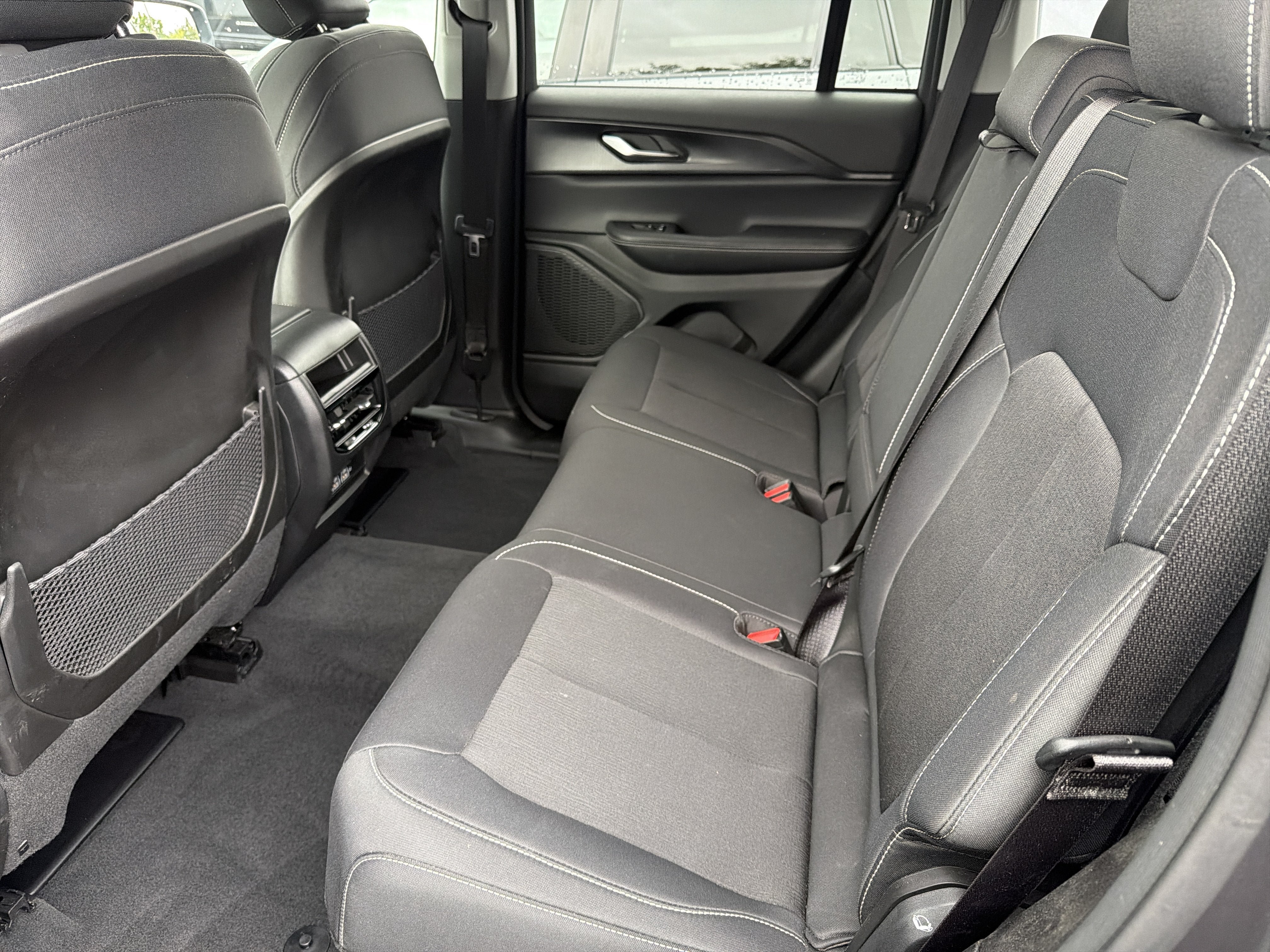 Used 2023 Jeep Grand Cherokee Laredo AWD/4WD image 23