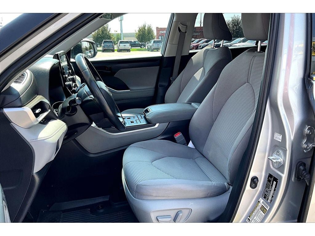 Used 2022 Toyota Highlander LE AWD/4WD image 27