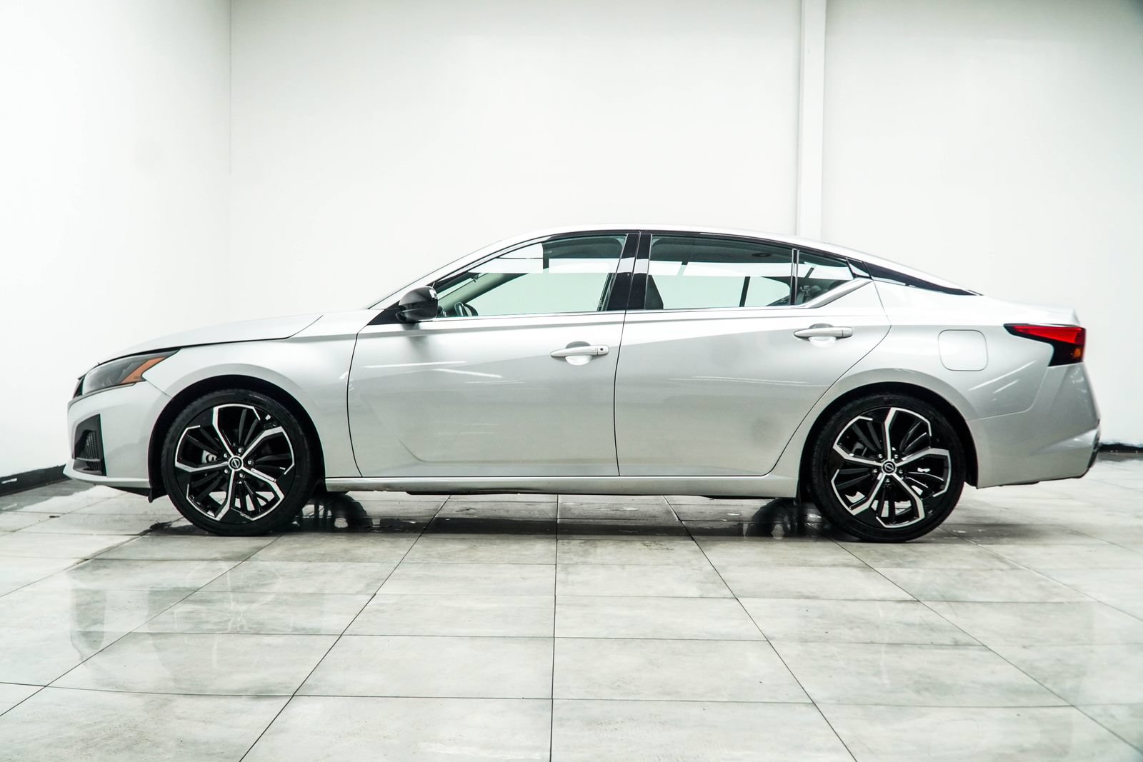 Used 2024 Nissan Altima 2.5 SR FWD image 10