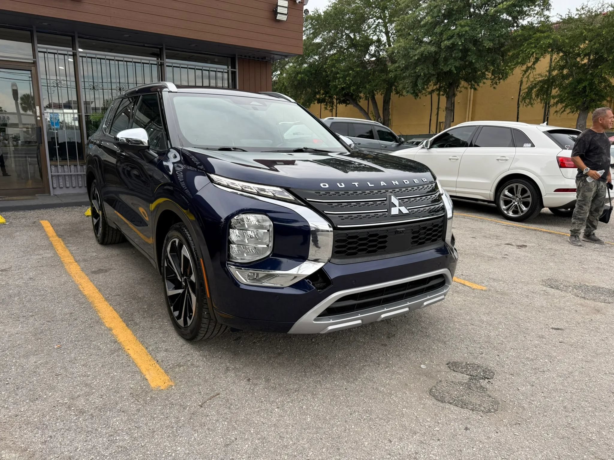 Used 2023 Mitsubishi Outlander SEL FWD image 3