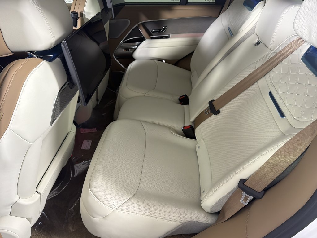 New 2027 Land Rover Range Rover SV AWD/4WD image 6