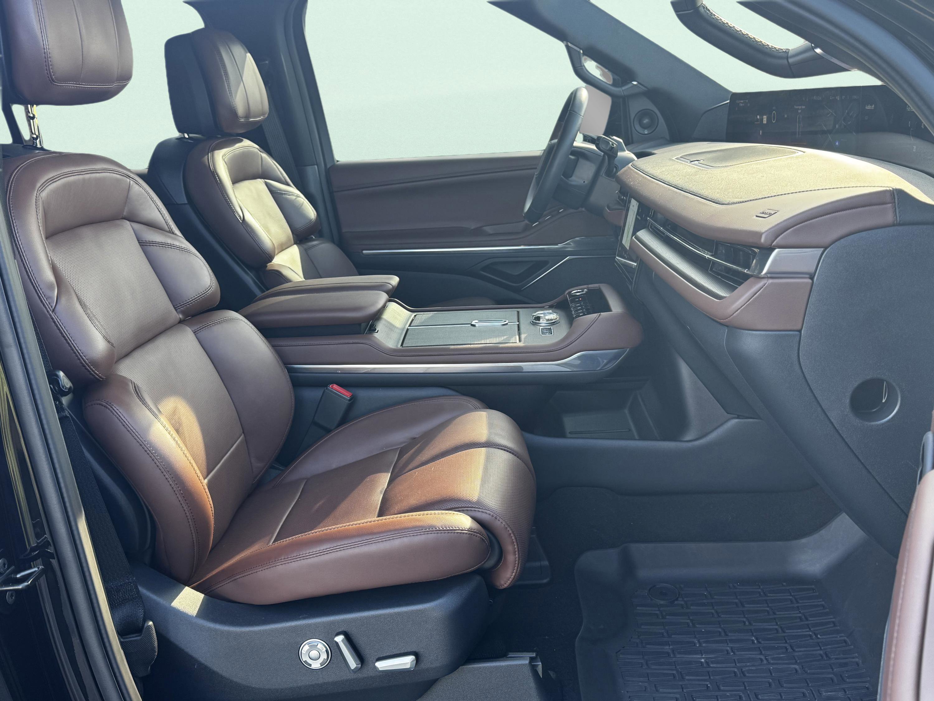 Used 2025 Lincoln Navigator Reserve AWD/4WD image 28