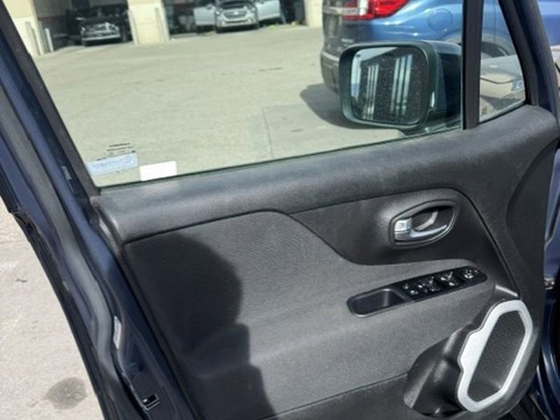 Used 2020 Jeep Renegade Latitude w/ Cold Weather Group image 29