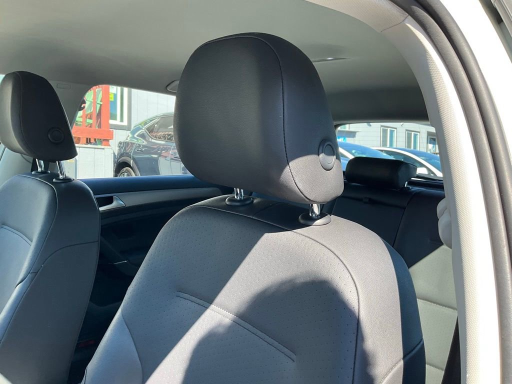 Used 2015 Volkswagen e-Golf SEL Premium image 17