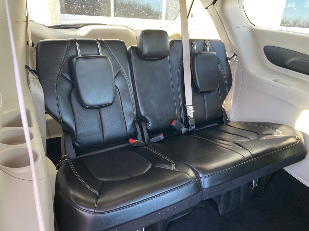 Used 2024 Chrysler Pacifica Touring-L image 14
