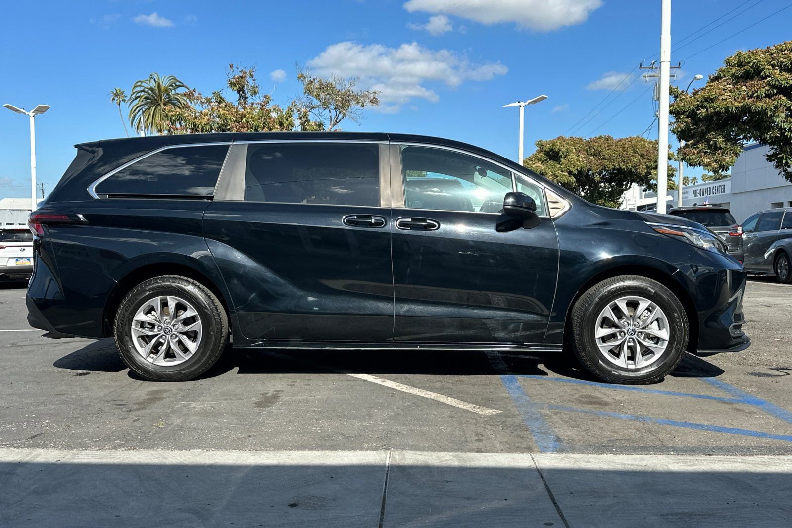 Certified 2023 Toyota Sienna LE image 3