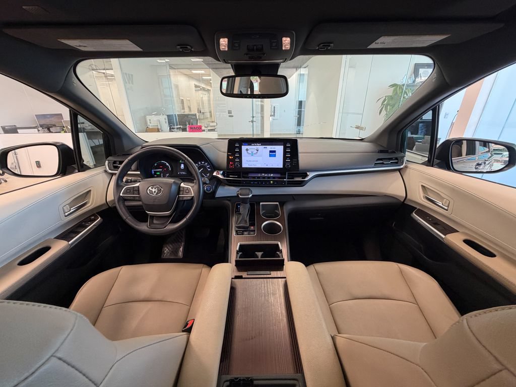 Used 2024 Toyota Sienna XLE FWD image 18