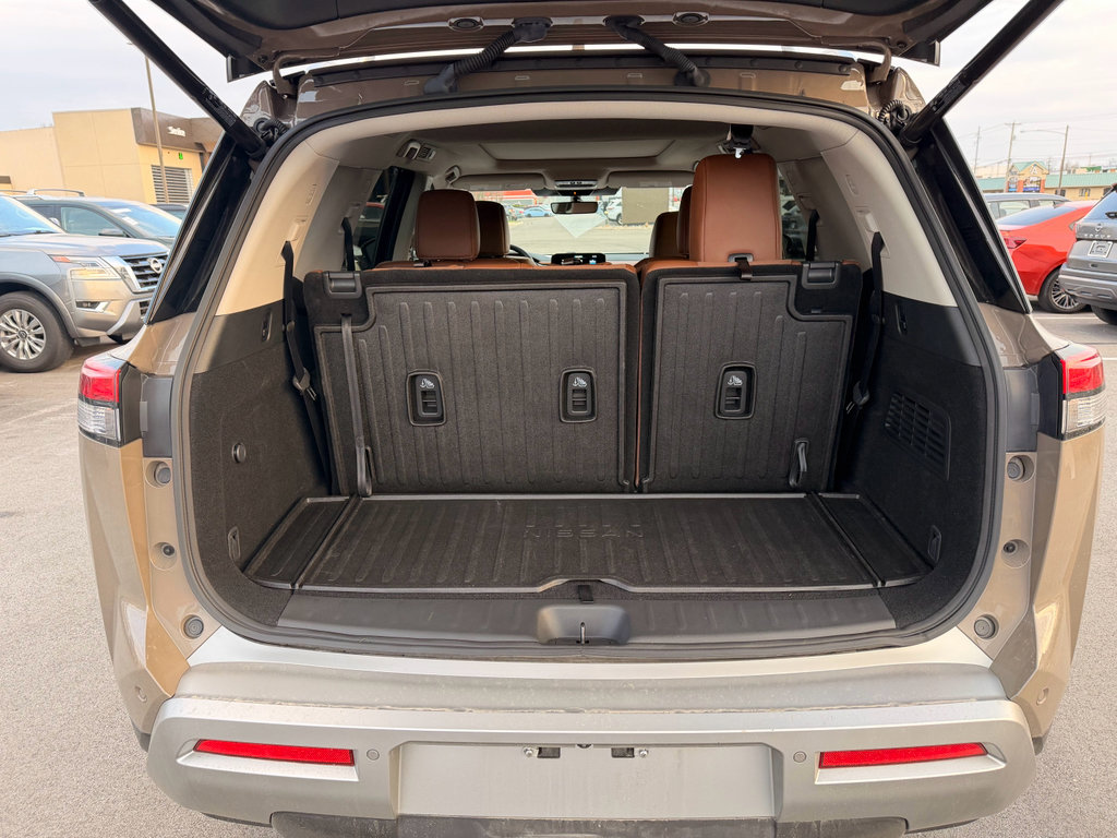 Used 2023 Nissan Pathfinder Platinum image 9