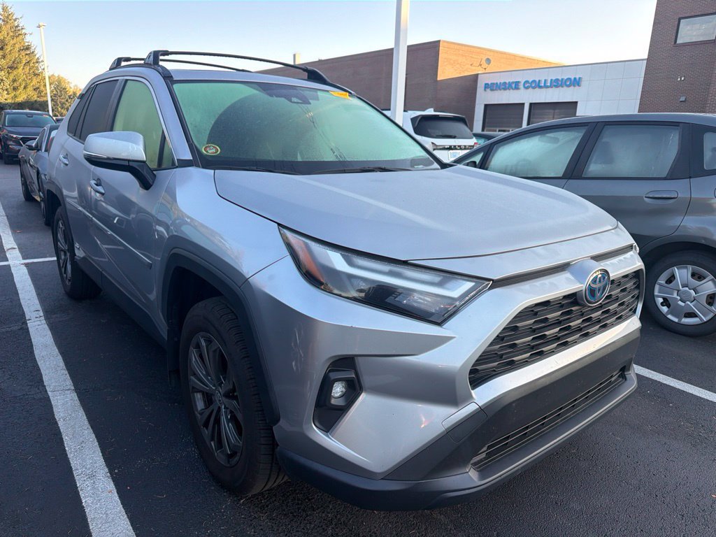 Used 2022 Toyota RAV4 XLE Premium AWD/4WD image 4