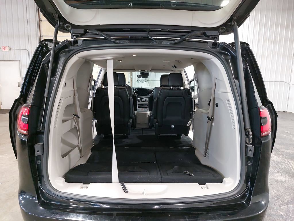 Used 2024 Chrysler Pacifica Touring-L image 14