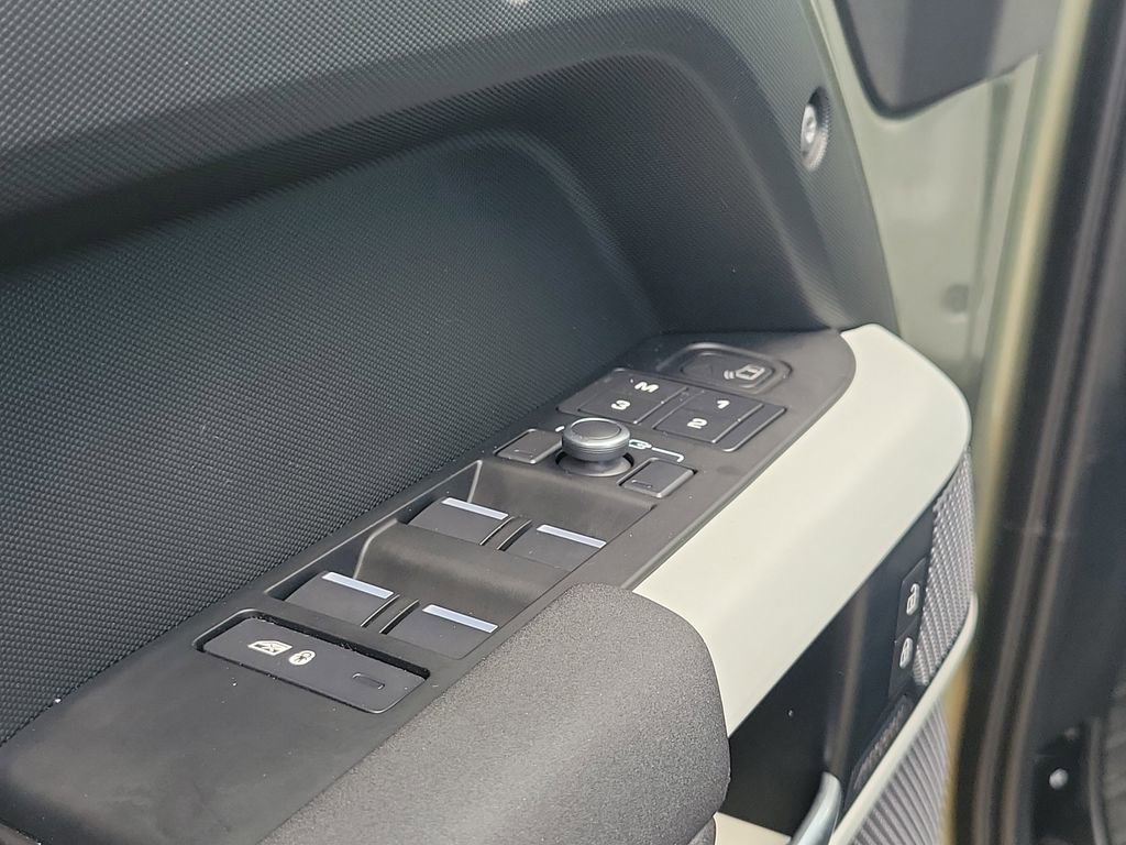 Used 2022 Land Rover Defender 110 SE image 16